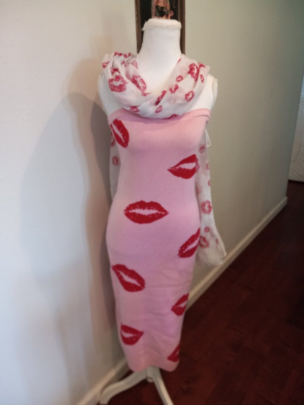 Madden Girl pink bodycon dress with red lips design